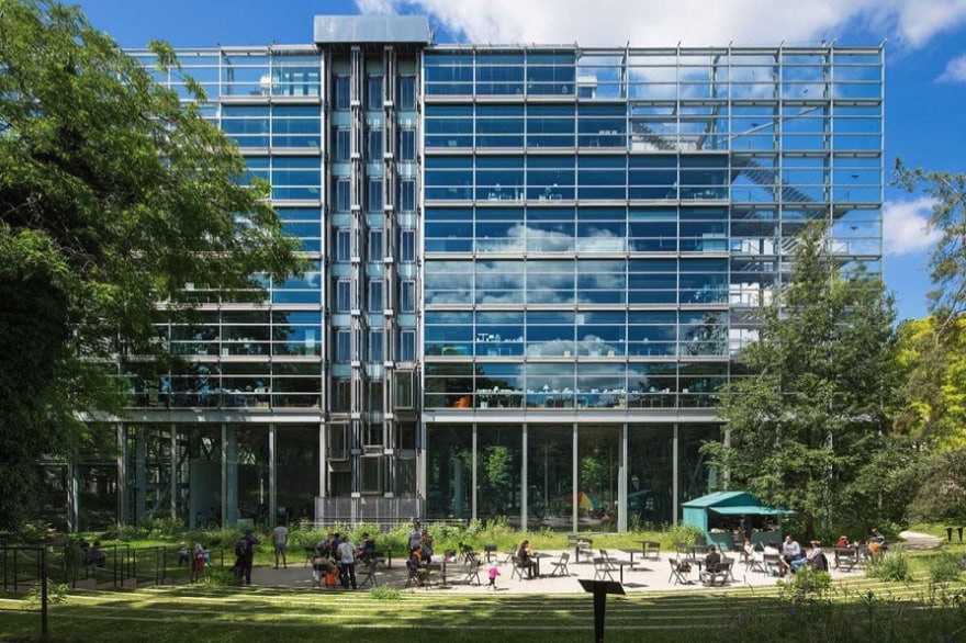 Frontal view on the office building of the Fondation Cartier pour l’art contemporain