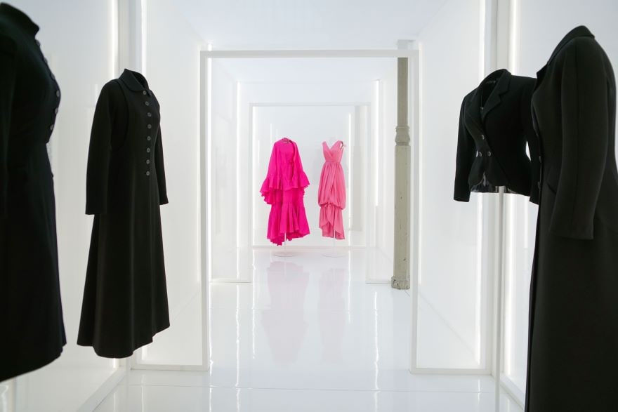 A view into a museum room with famous dresses